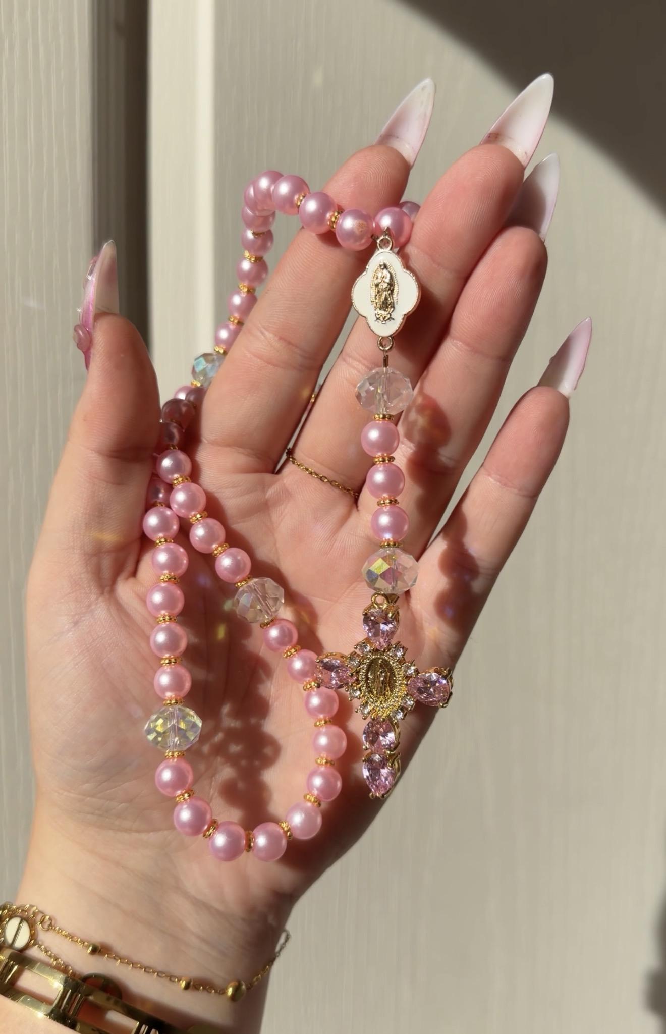 Nos chapelets dorés sont conçus pour allier élégance et foi chrétienne. Découvrez une sélection de chapelets religieux dorés faits à la main