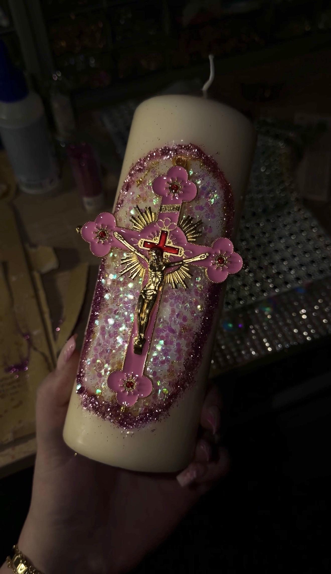Bougies décoratives chrétiennes avec crucifix faites main by Los Santos Jewelry 
1 Bougie = 1 heure de travail