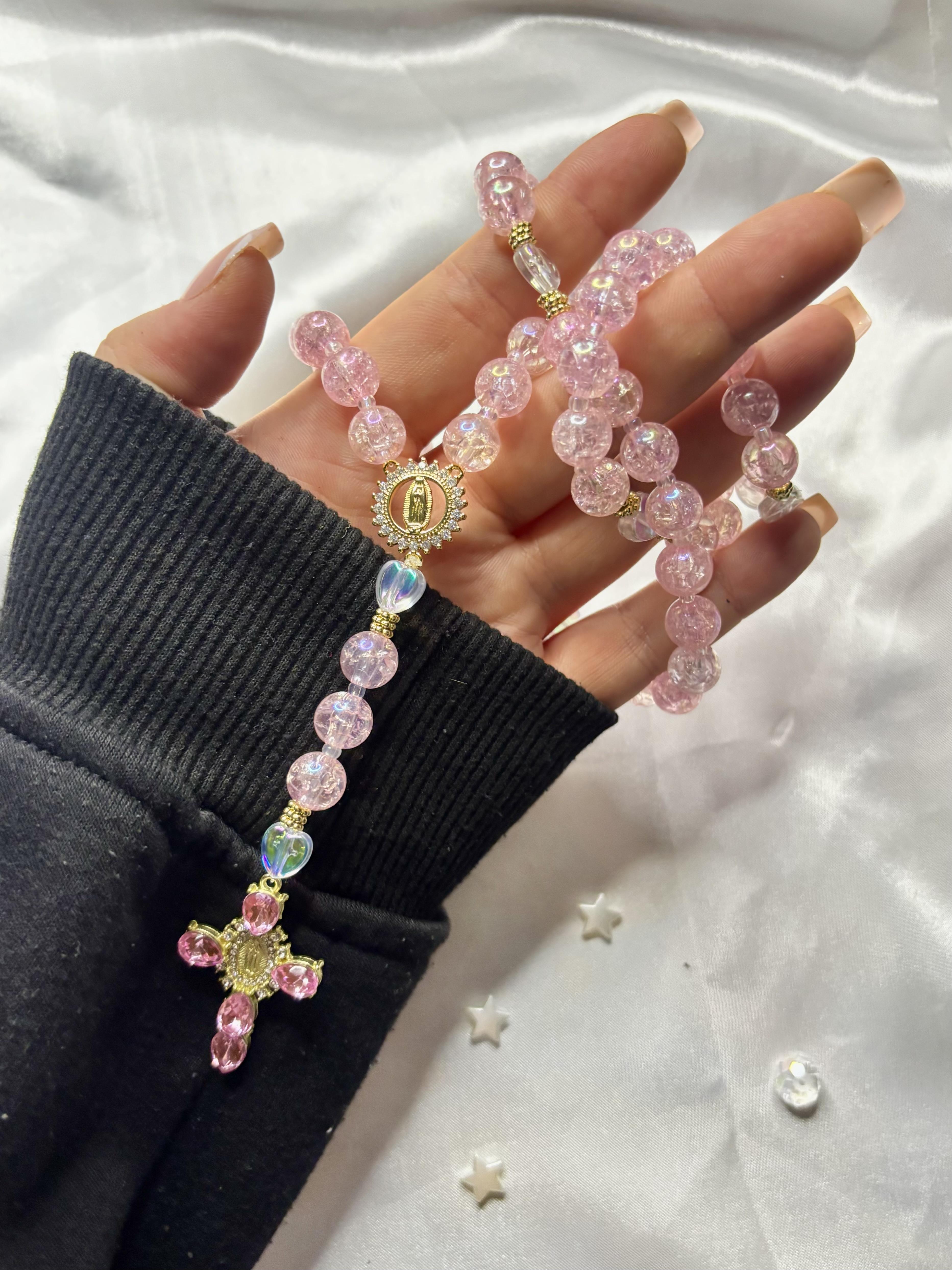 Nos chapelets dorés sont conçus pour allier élégance et foi chrétienne. Découvrez une sélection de chapelets religieux dorés faits à la main