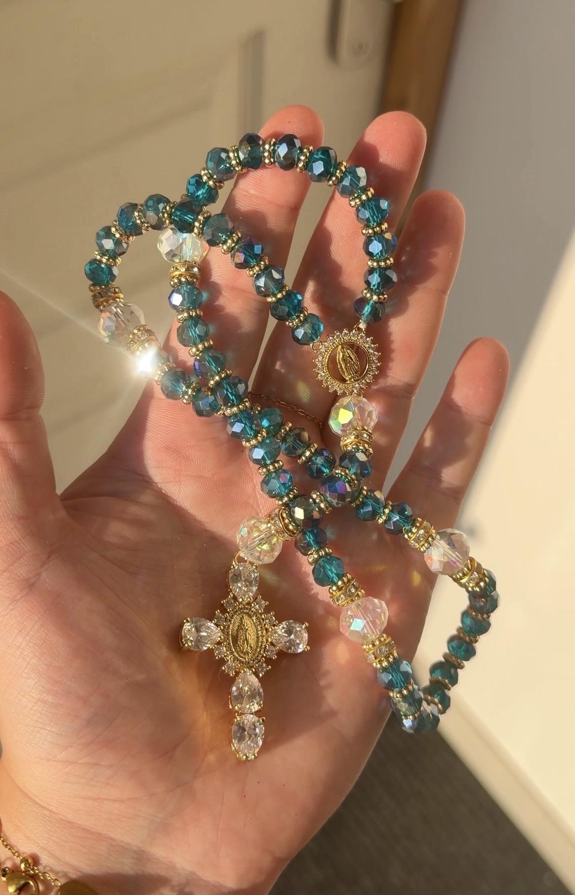 Nos chapelets dorés sont conçus pour allier élégance et foi chrétienne. Découvrez une sélection de chapelets religieux dorés faits à la main