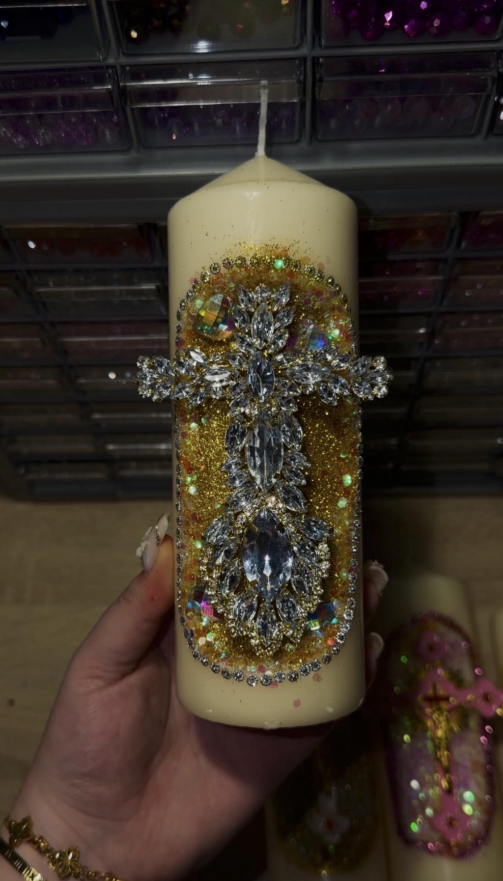 Bougies décoratives chrétiennes avec crucifix faites main by Los Santos Jewelry 
1 Bougie = 1 heure de travail 