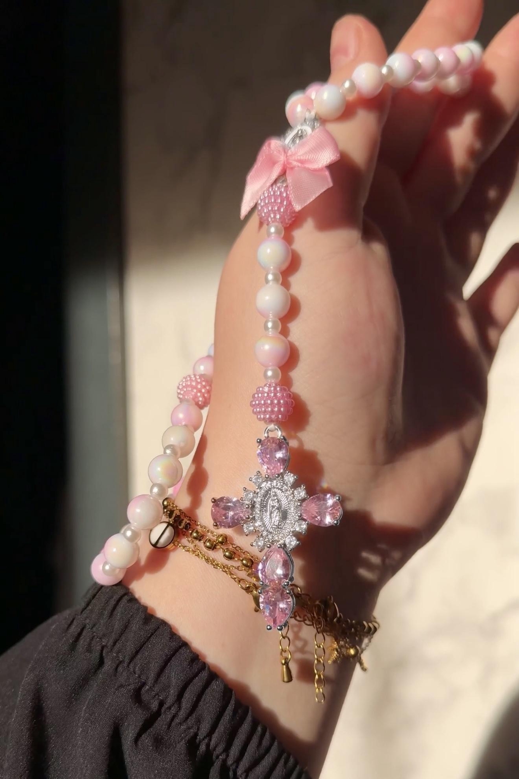 Nos chapelets argentés sont pensés pour accompagner la prière et la foi chrétienne au quotidien. Découvrez une sélection de chapelets religieux argentés, élégants et intemporels, adaptés aussi bien à un usage personnel qu’à un cadeau spirituel.