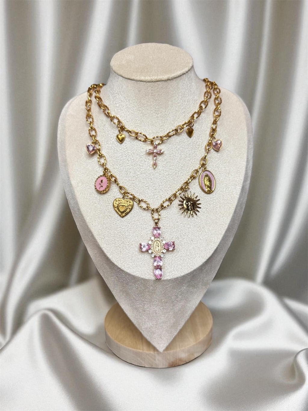 colliers chrétiens charms en acier inoxydable faits main par Los Santos Jewelry 