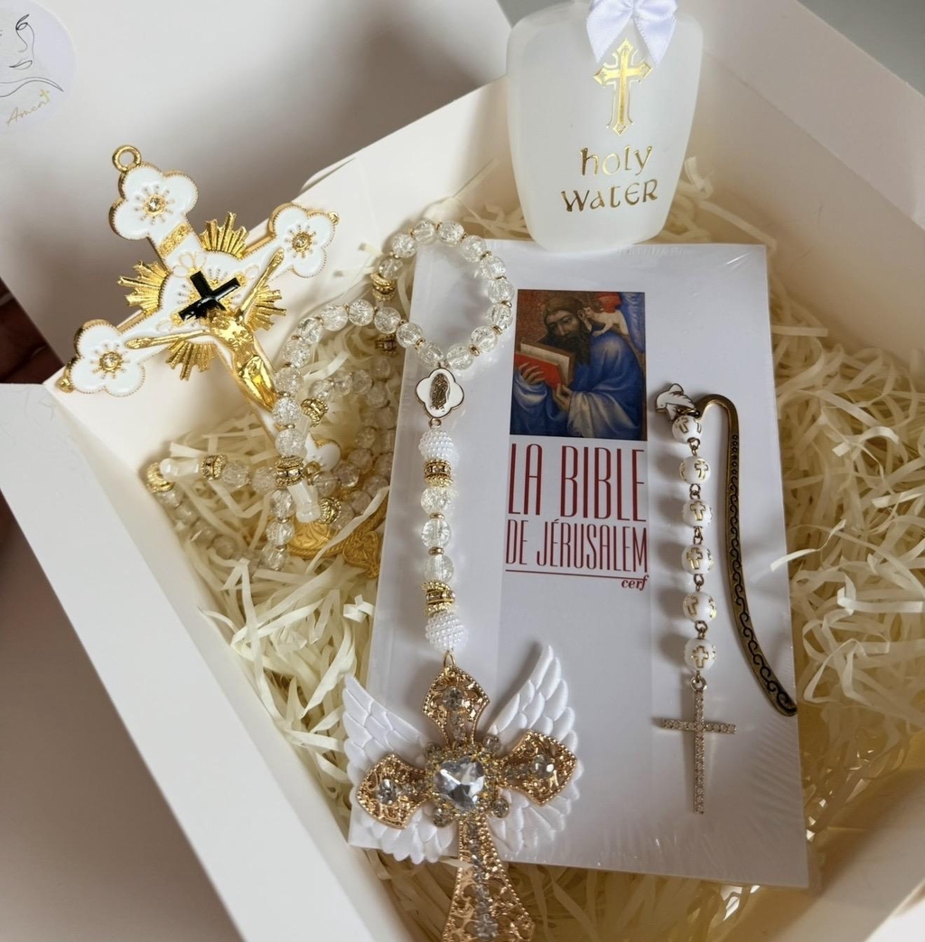 Nos coffrets chrétiens rassemblent des objets essentiels de la foi chrétienne, tels que des bibles, chapelets, marque-pages, crucifix ou eau bénite. Découvrez des coffrets religieux complets, pensés pour la prière, l’accompagnement spirituel ou comme cadeau chrétien.