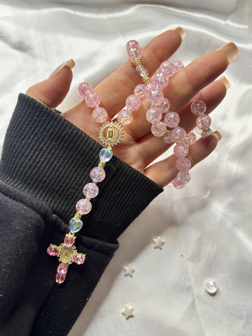 Nos chapelets dorés sont conçus pour allier élégance et foi chrétienne. Découvrez une sélection de chapelets religieux dorés faits à la main 