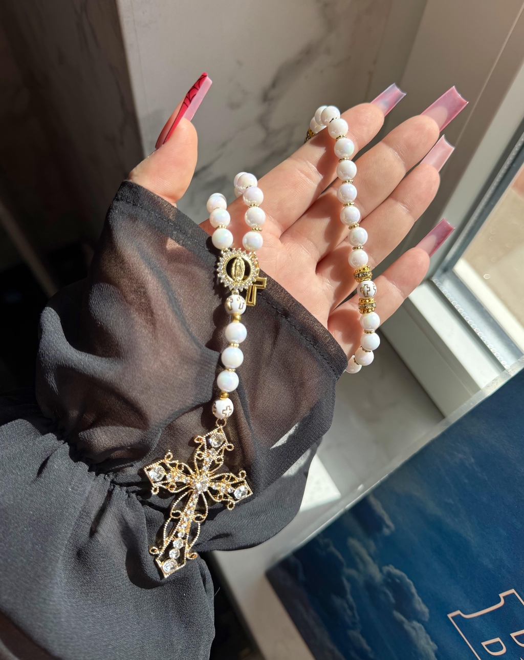 Nos chapelets dorés sont conçus pour allier élégance et foi chrétienne. Découvrez une sélection de chapelets religieux dorés faits à la main 