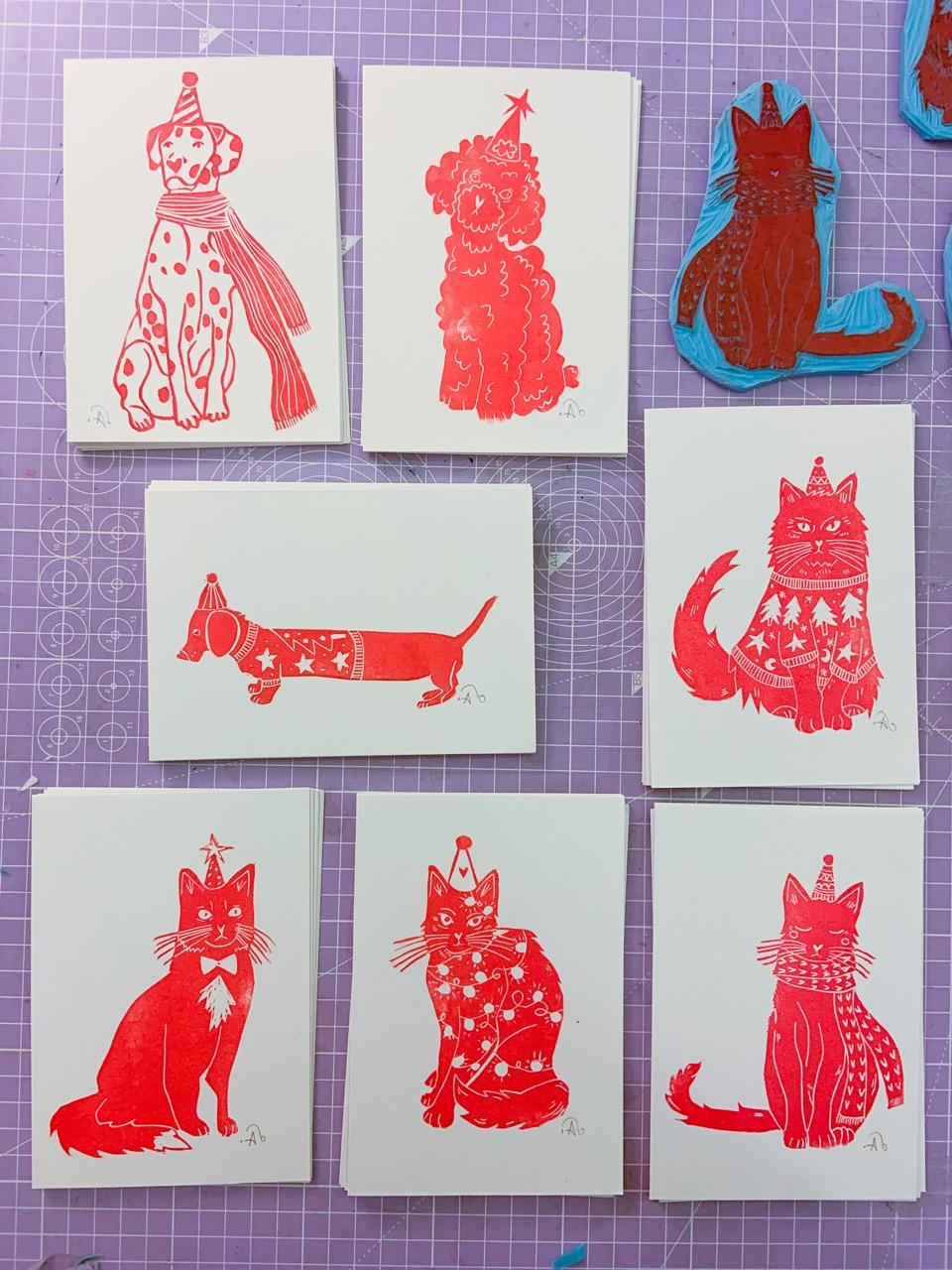 Des cartes de Noël imprimées en linogravure avec des motifs de chats et de chiens. Elles sont imprimées à la main à Paris.