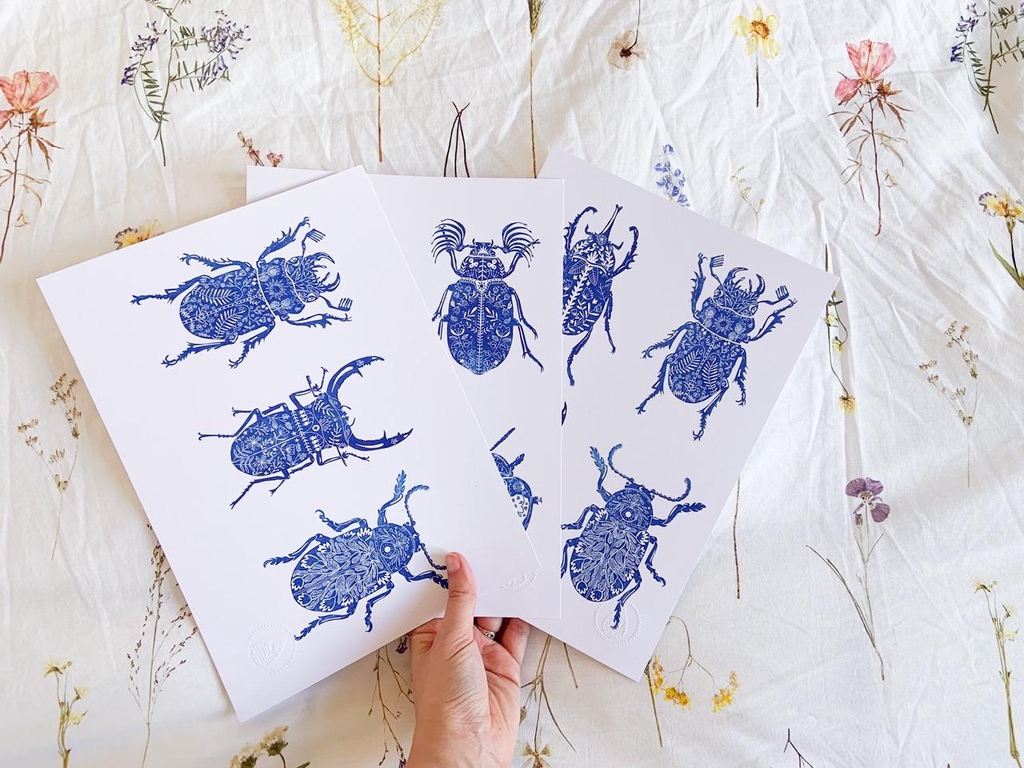 Des affiches A4 avec des reproductions de mes linogravures.