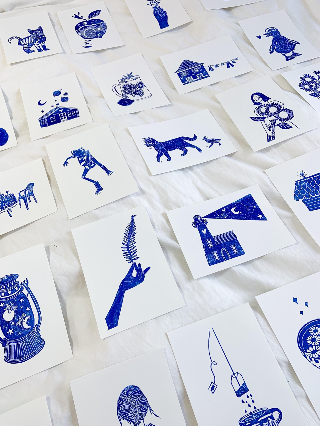 Des cartes A6 (taille cartes postales) créées à partir de reproduction de linogravures originales.