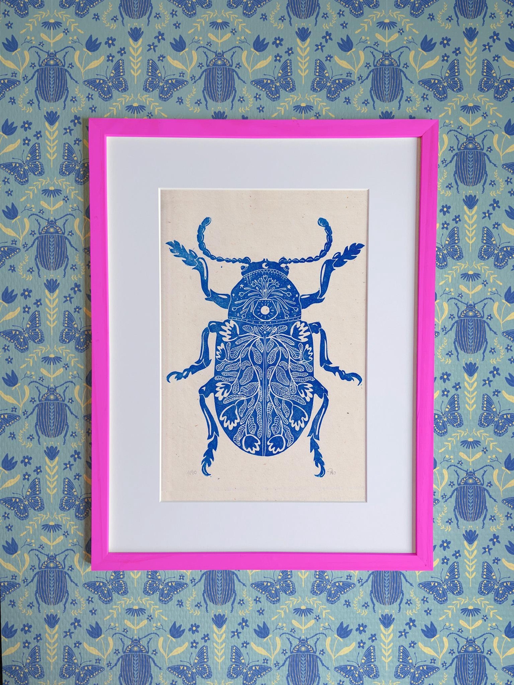 Les linogravures insectes fleuris sont des linogravures réalisées à la main en France par Audrey Jaillard, Clapotis Sauvage. Ces gravures sont pleines de douceur, de nature et de poésie. Elles représentent des coléoptères et des papillons avec des motifs fleuris sur leur ailes et leurs carapaces.