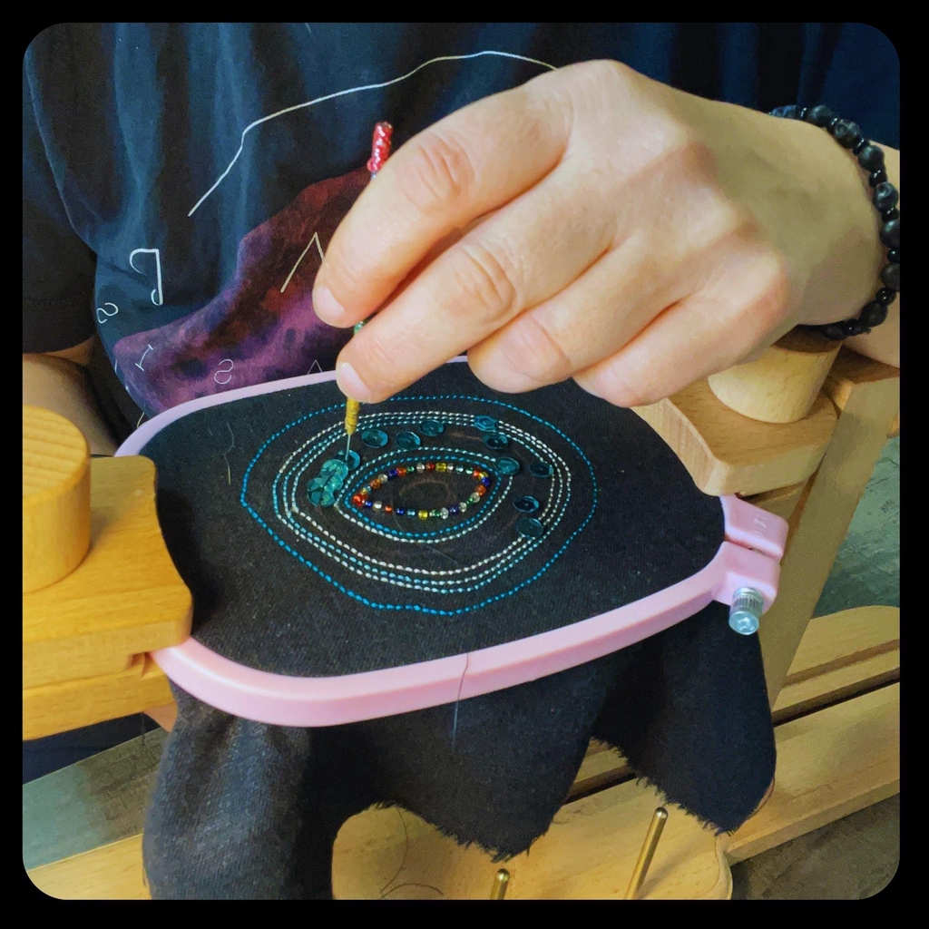 Accessoires textiles brodés pochettes porte-monnaie sacs sur le thème de l'oeil et du regard