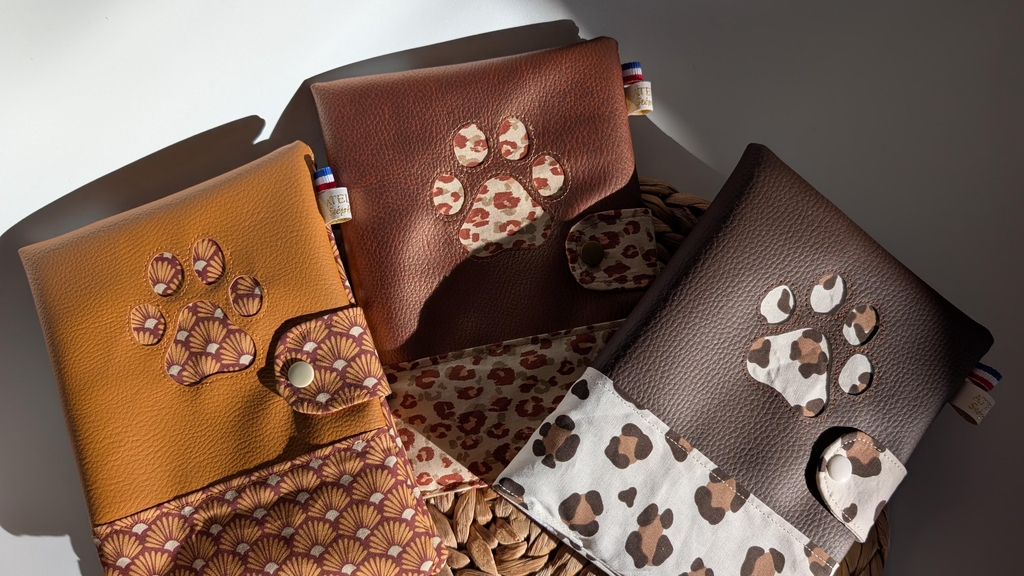 Collection automne 
Protège-carnets de santé personnalisés pour animaux de compagnie ( chiens et chats )
