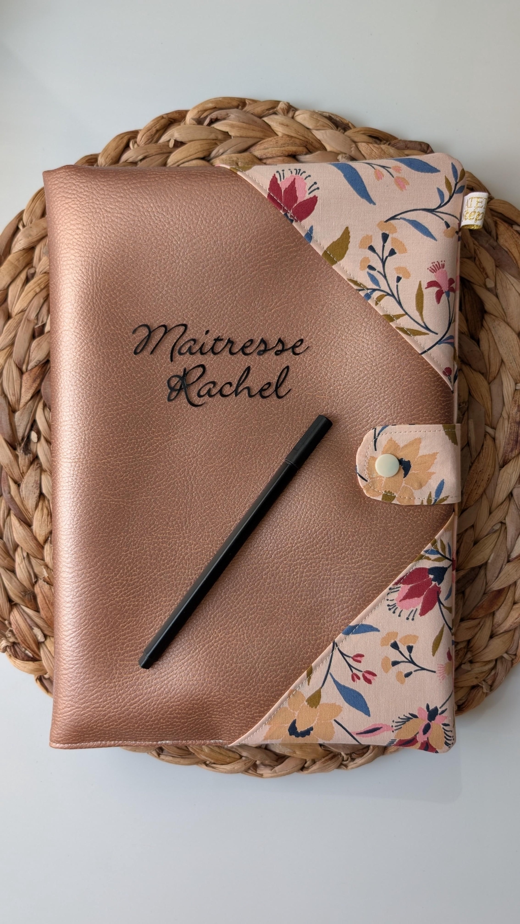 Protège cahier d'appel personnalisé.
Une idée cadeau fait main à offrir aux maitresses en cette fin d'année.
Pièces uniques.