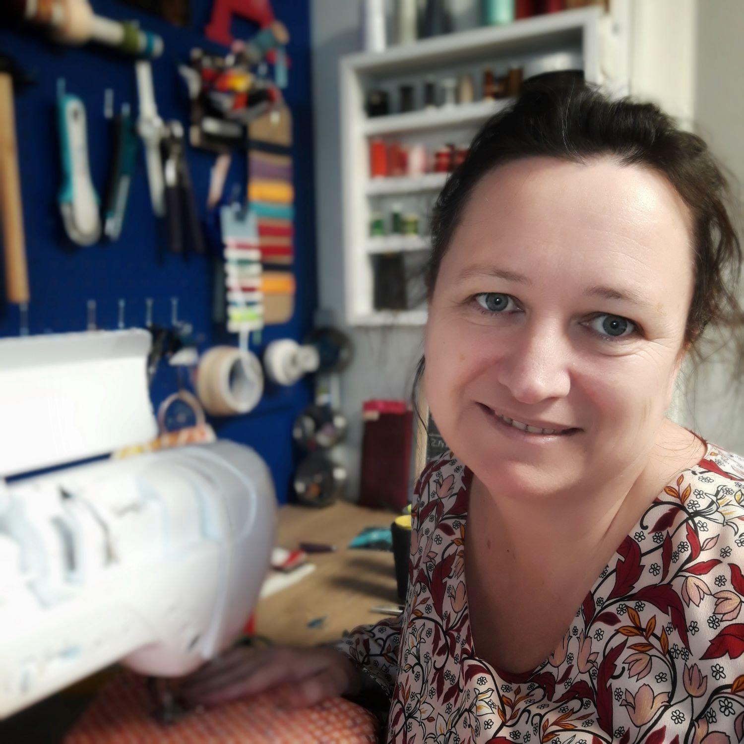 photo de la créatrice dans son atelier