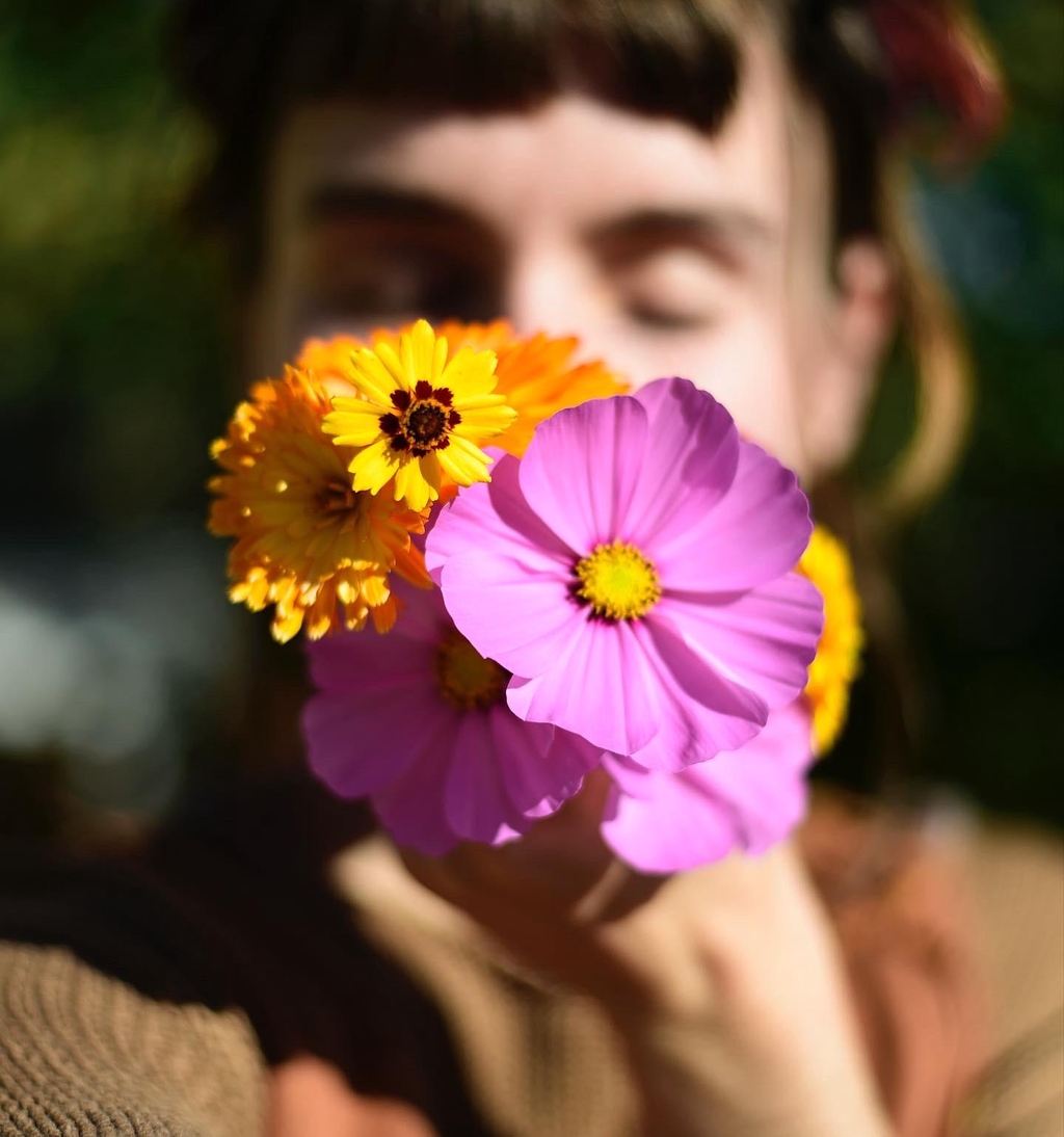 ce projet est né d’une question simple : comment porter les plantes maîtresses chaque jour, afin t’intégrer leurs messages et comprendre leurs secrets ? cheminer avec une de mes créations est une invitation à entrer en communion.
chaque végétal incarne une vibration qui lui est propre, que tu as choisi afin de nourrir un lien, et qui va te permettre de te reconnecter avec une présence que tu portes déjà en toi.
sans discours ni conseil mais tout en silence, leur langage passe par le cœur,
 tel est leur souhait le plus cher. les bijoux lünawen sont le fruit de ma passion pour l'âme du Vivant 
que j'honore & que je respecte

merci pour ton soutien ᴗ̈