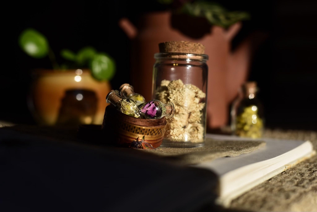 ce projet est né d’une question simple : comment porter les plantes maîtresses chaque jour, afin t’intégrer leurs messages et comprendre leurs secrets ? cheminer avec une de mes créations est une invitation à entrer en communion.
chaque végétal incarne une vibration qui lui est propre, que tu as choisi afin de nourrir un lien, et qui va te permettre de te reconnecter avec une présence que tu portes déjà en toi.
sans discours ni conseil mais tout en silence, leur langage passe par le cœur,
 tel est leur souhait le plus cher. les bijoux lünawen sont le fruit de ma passion pour l'âme du Vivant 
que j'honore & que je respecte

merci pour ton soutien ♡