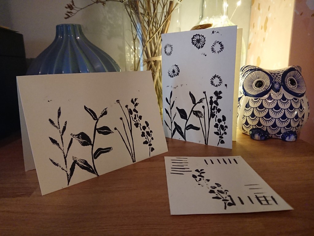 Cartes réalisées avec des petites linogravures tampons aux motifs végétaux.