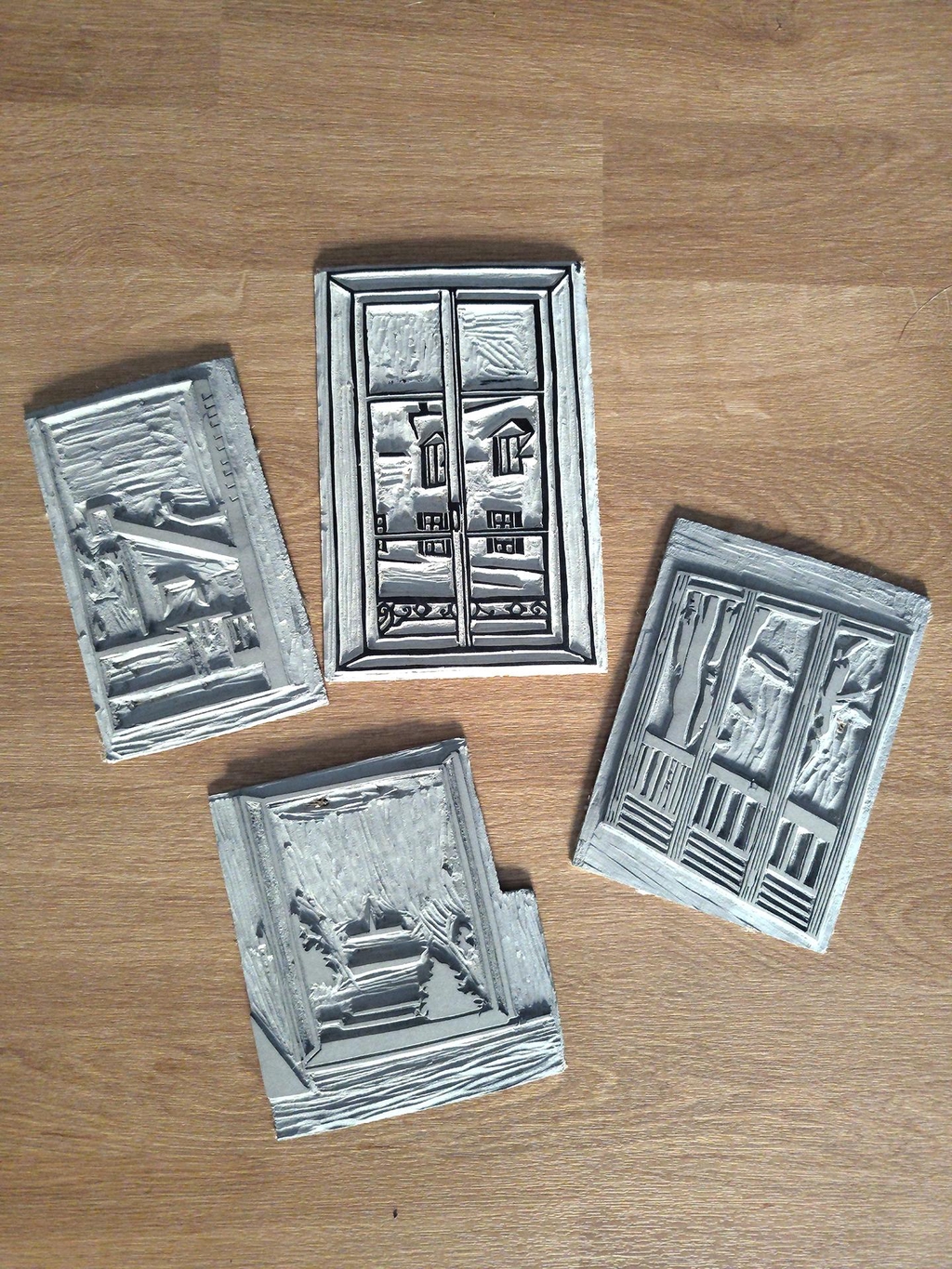 Matrices en linoléum des gravures brodées "Le monde n'existe plus" format A5.