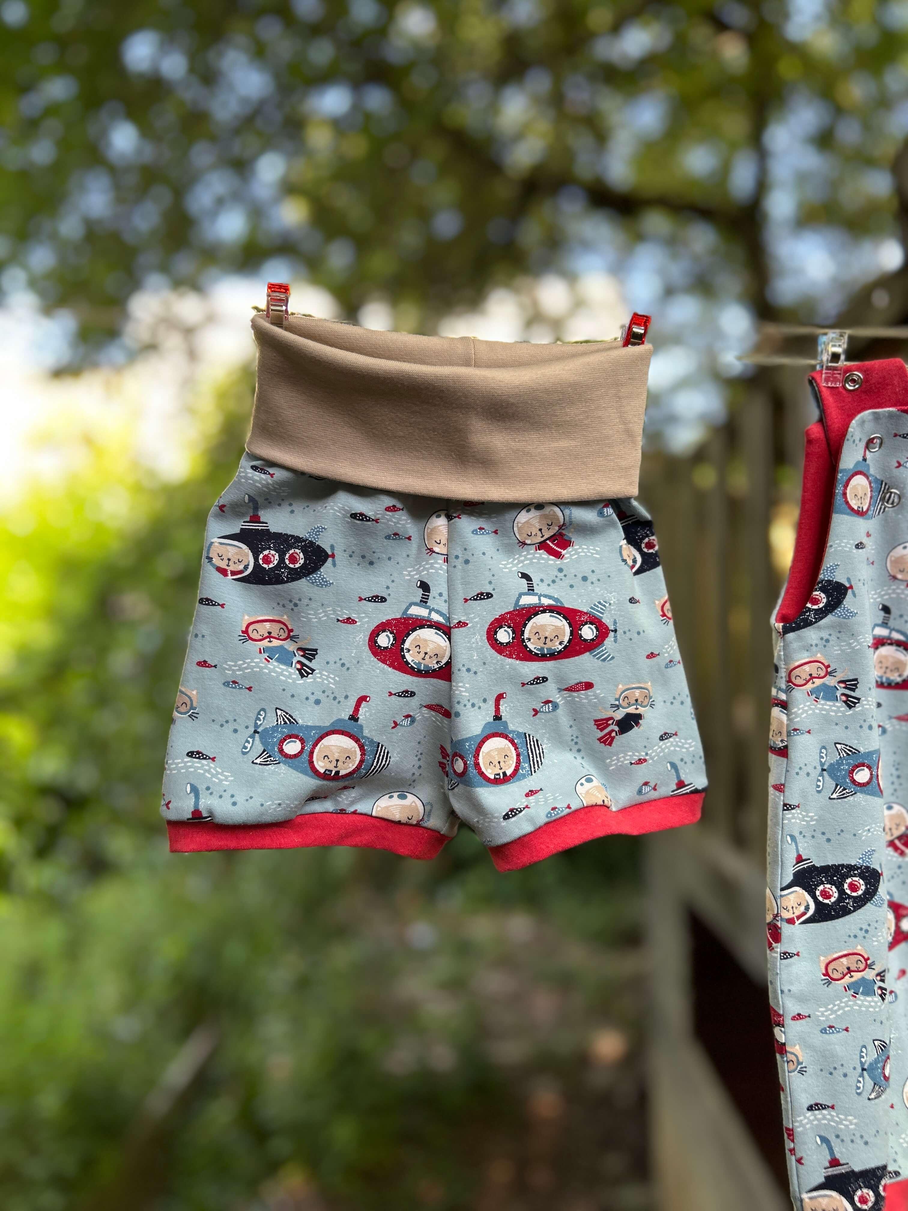 Short évolutif bébé en coton bio GOTS, petits chats en sous marins