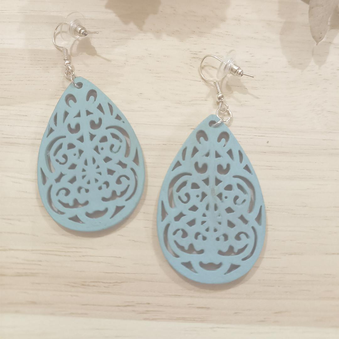Boucles d'oreilles faites avec des pièces de bois fines, peintes/dessinés et vernis mat
