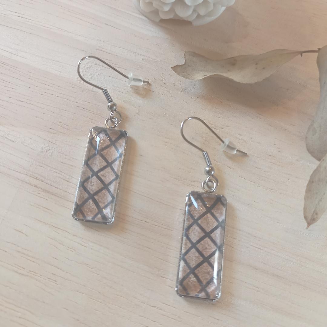 Boucles d'oreilles faites avec des cabochons de différentes formes - à l'intérieur : papier / tissus...