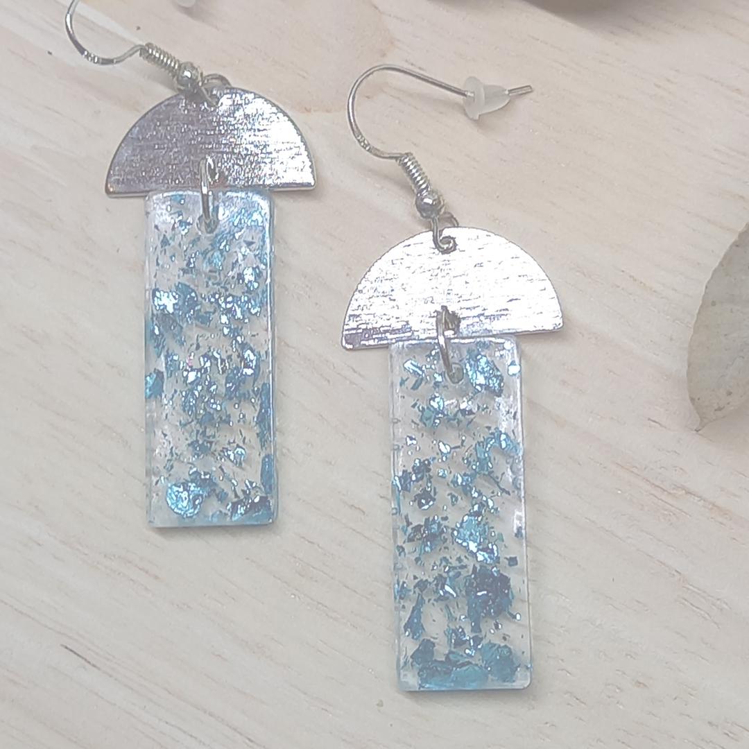 Boucles d'oreilles en résine avec divers éléments incrustés
