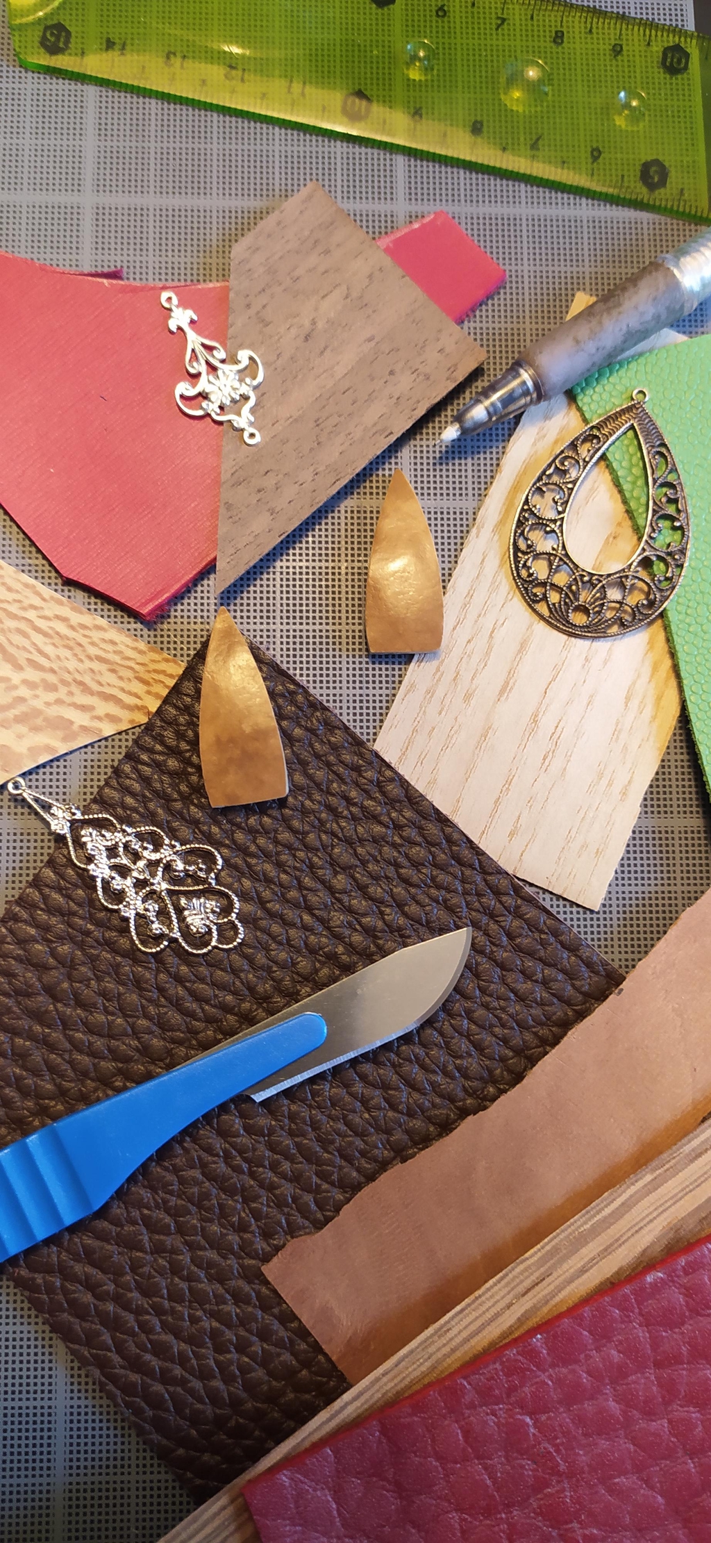 Des matières atypiques : corne, cuir, nacre, coco, calebasse, ardoise ou coquille d’œuf d'autruche sont utilisées pour réaliser les bijoux Aude Ménart