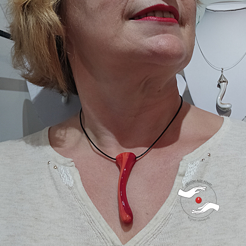 Des perles de verre au chalumeau réalisées par la créatrice Aude Ménart, pour des bijoux uniques et très contemporains