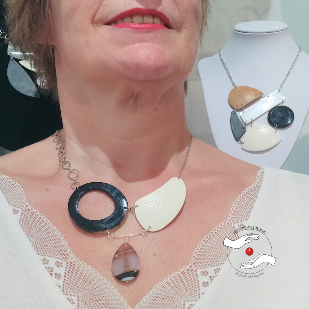 Des bijoux uniques d'exception, mêlant matières originales et recherches des lignes, une collection au style sûr et abouti, pour des femmes qui ne suivent pas la mode, mais qui la dictent