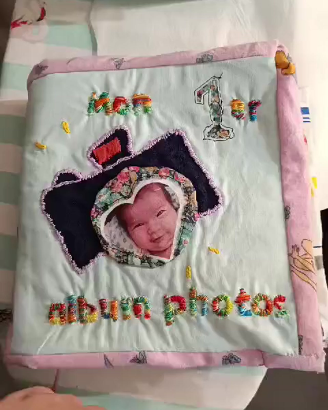 Livre photo en tissu personnalisé réalisé à partir de vêtements de famille, cadeau de naissance ou de Noël, création unique By Mamy SCA.