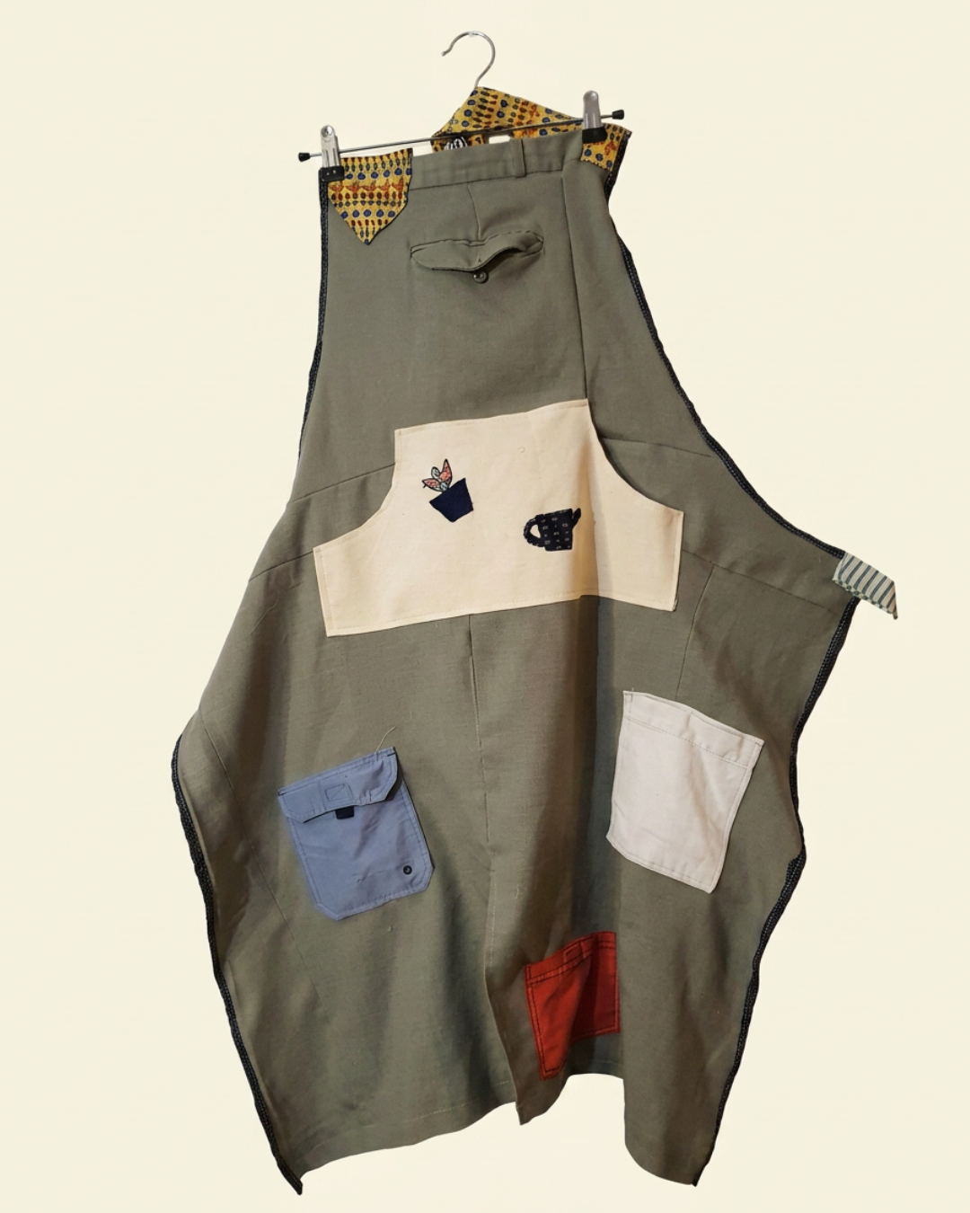 un tablier de jardin fait à partir d'un pantalon et de plusieurs cravates.