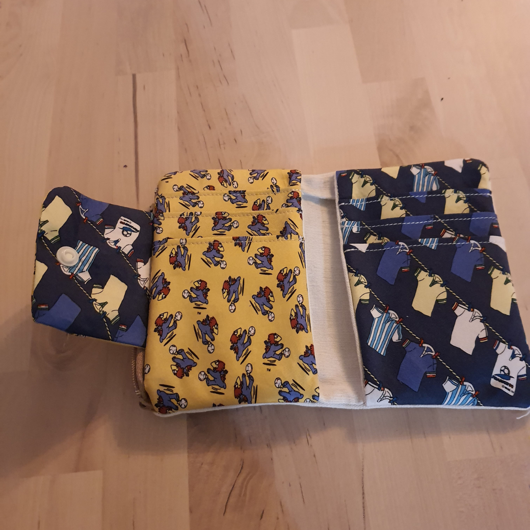 portefeuille fait à partir d'un pantalon cargo et de deux cravattes de papy, l'une footix et l'autre du paris roubaix