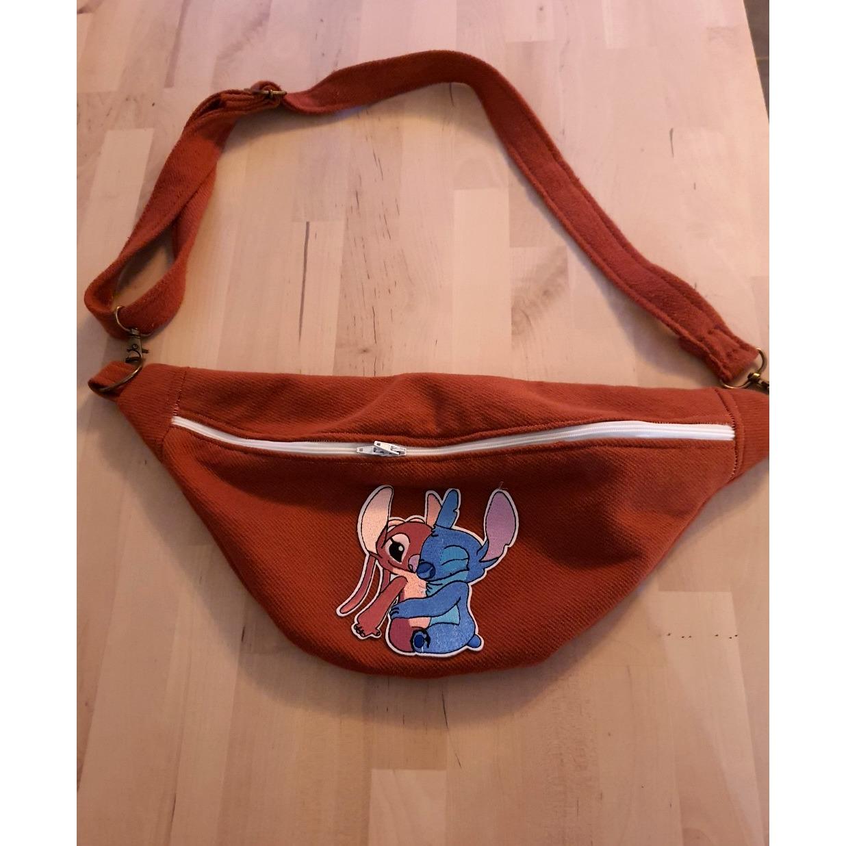 Sac banane personnalisé créé à partir des vêtements de ses grands-parents et personnalisé avec un écusson Stitch, création unique de By Mamy SCA.