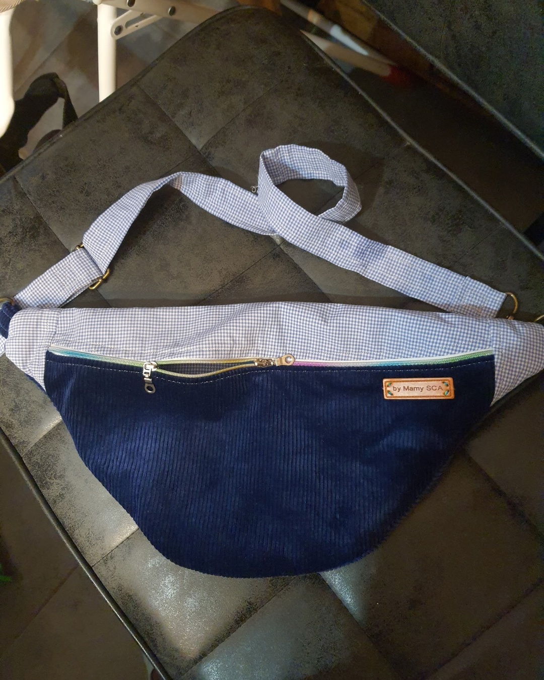 Sac banane personnalisé réalisé à partir de la cape de mariage civil d'une grand-mère et de la chemise d'un grand-père, création unique cousue main par By Mamy SCA.