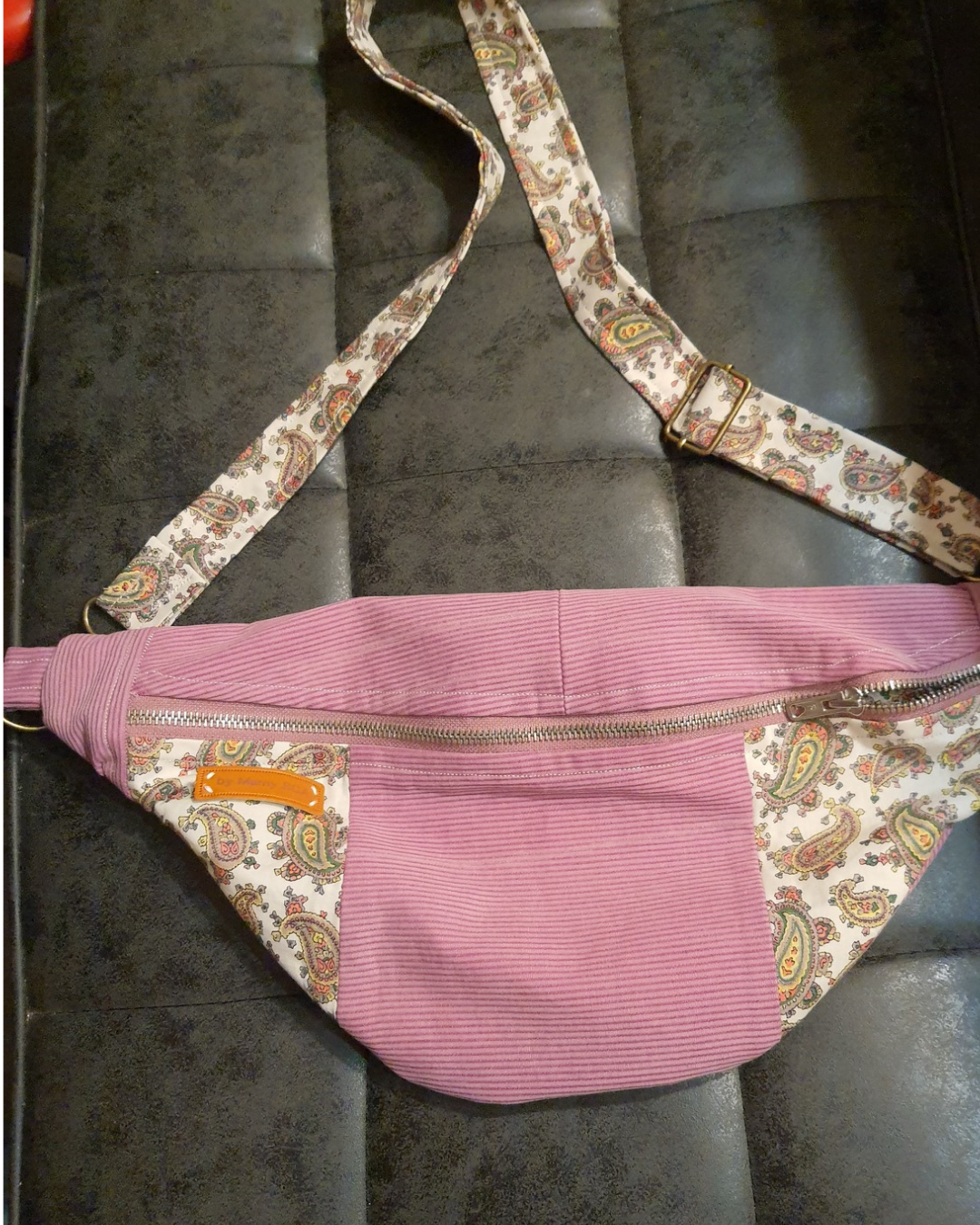 Sac banane personnalisé réalisé à partir du manteau d'enfance de Charlotte et d'une chemise de sa maman, création mémoire cousue main par By Mamy SCA.