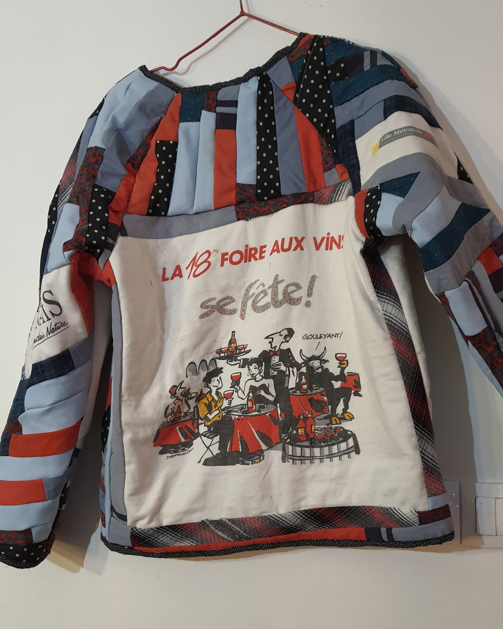 La veste upcyclée d'une dame faite à partir de vêtements de son mari décédé.