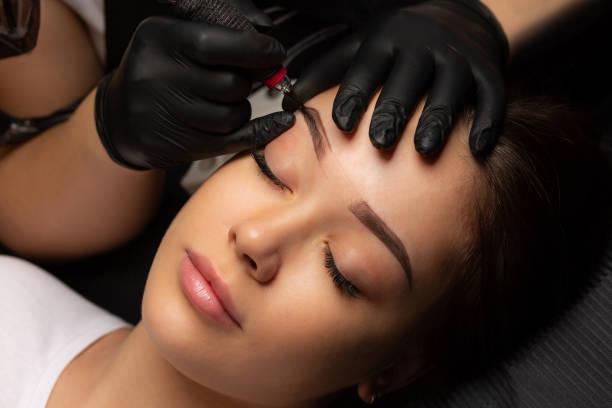 Esthéticienne montbrison,Spécialiste du maquillage semi-permanent, microblading, microshading, eyeliner yeux, contour de bouche, remplissage lèvres, tatouage chez Esthétique Créations by Julie, institut de beauté et de formation à Montbrison, Loire 42.