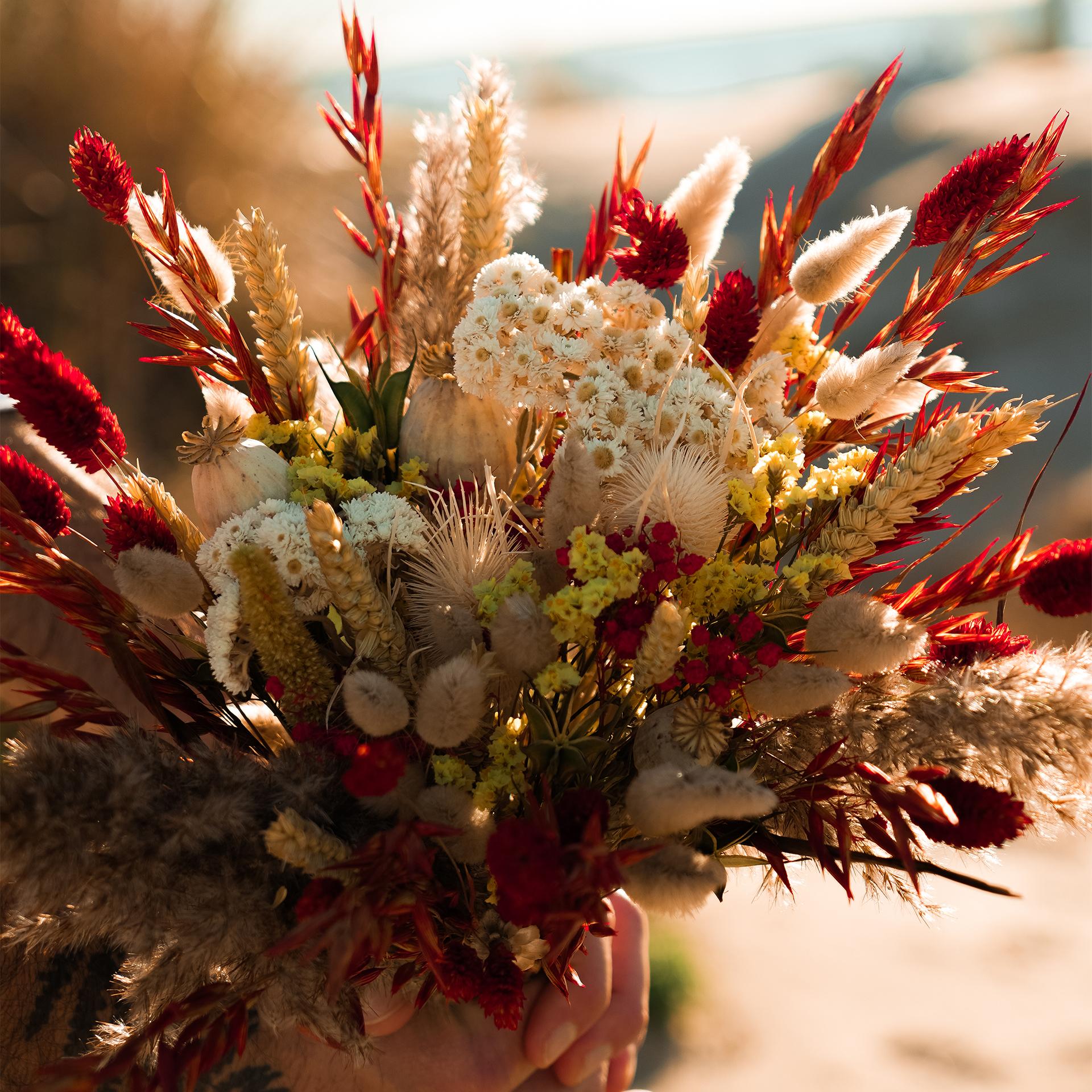 Bouquet en fleurs séchées YSSEJ DESIGN dans une lumière dorée