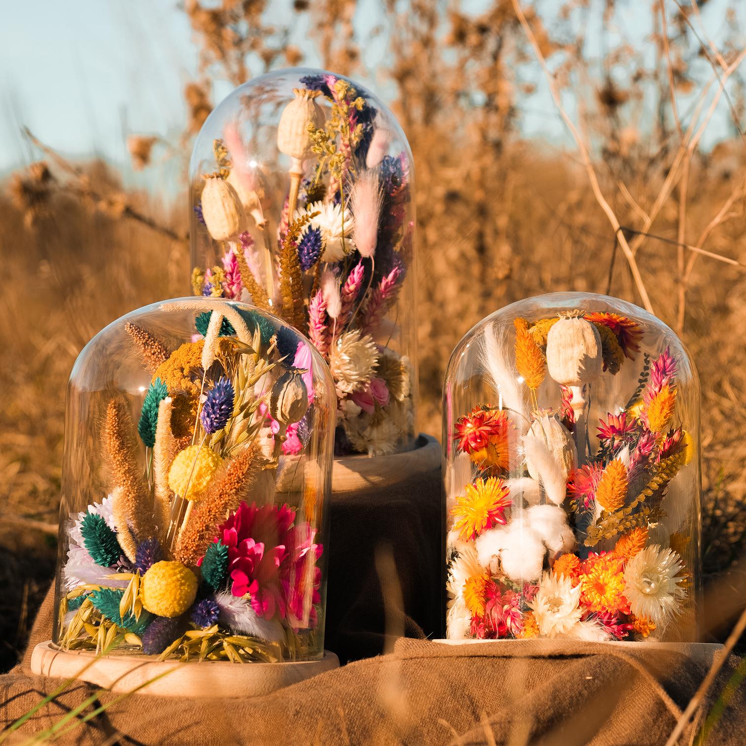 Trois cloches décoratives en fleurs séchées YSSEJ DESIGN dans un décor naturel