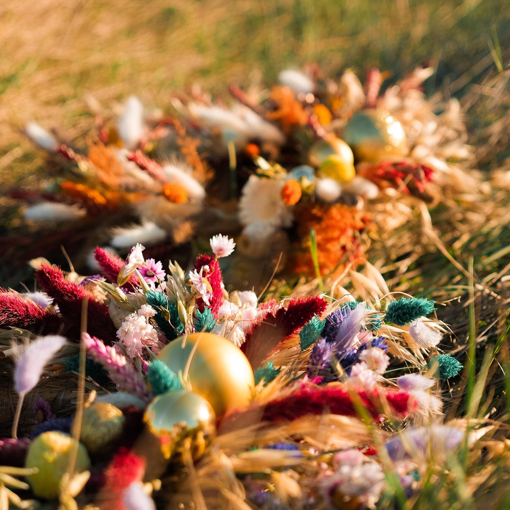 Couronne de Noël en fleurs séchées avec décorations dorées