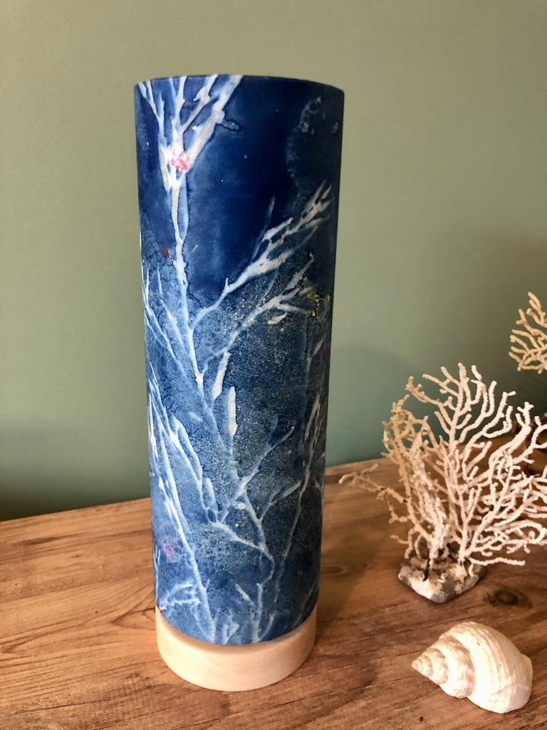 Lampe à poser en cyanotype sur papier japonnais, empreinte d'algues