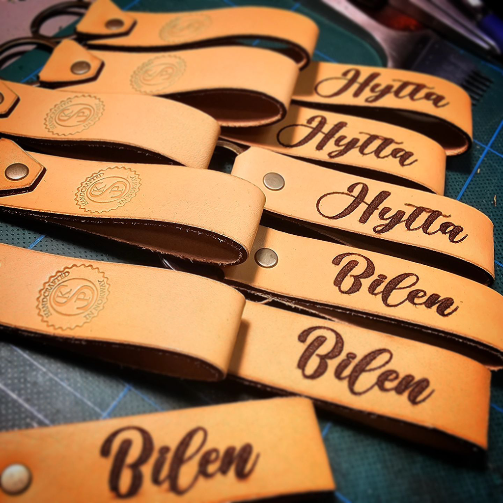 Utforsk KPS Makes for håndlagde lærprodukter av høy kvalitet. Tidløst design laget for å vare, inkludert lommebøker, nøkkelringer og annet praktisk tilbehør til hverdagsbruk.