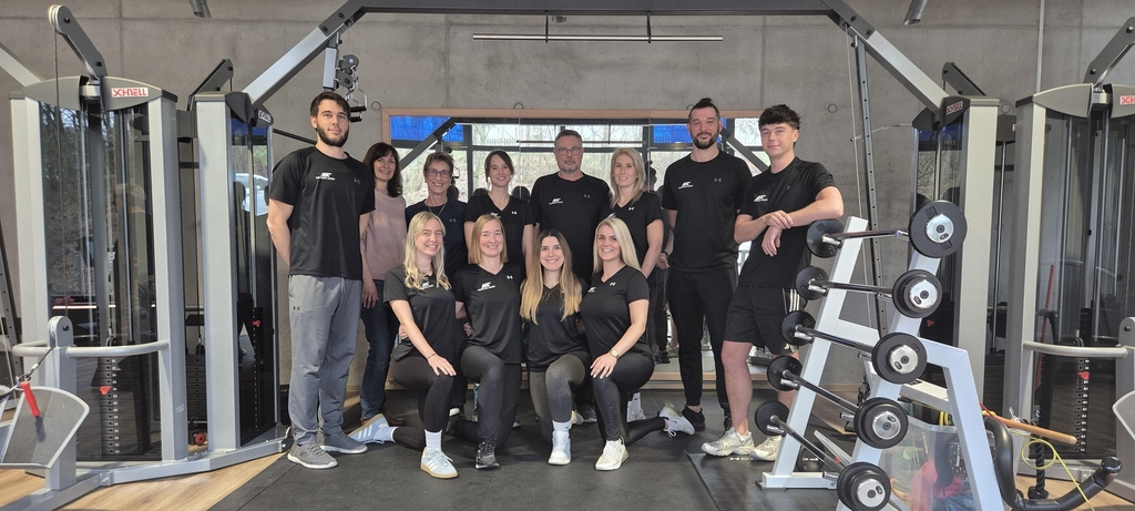Unser Team, Abbildung von gesamten Team im Trainingsbereich