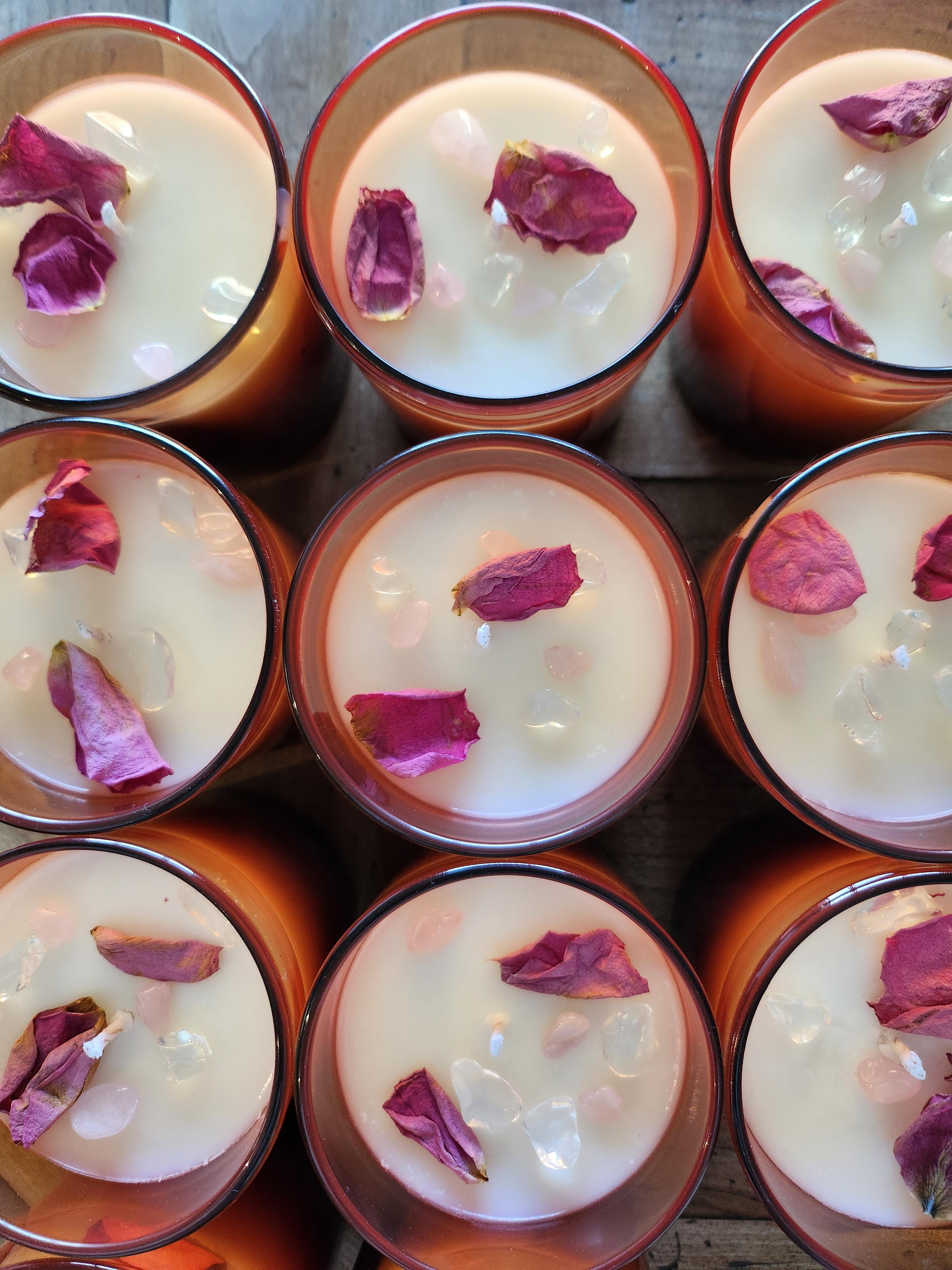 Bougies de mariage artisanales aux pétales de rose et quartz rose pour cadeaux d'invités originaux - Les Bougies Feu