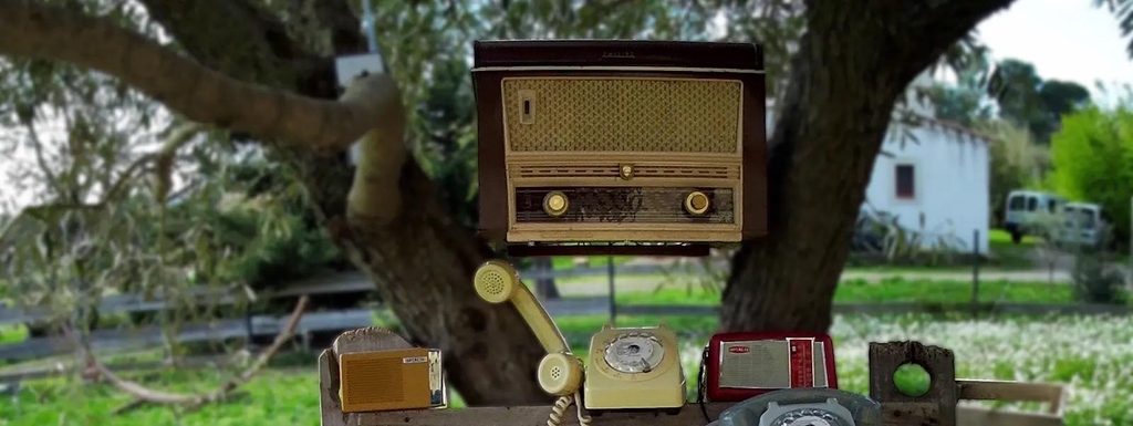 objet vintage connecté, téléphones, radio, électrophones de collection transforme en enceinte bluetooth.