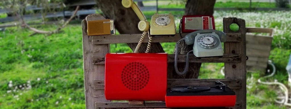 objets vintage connecté, téléphones, radios, électrophones de collection transforme en enceinte bluetooth.