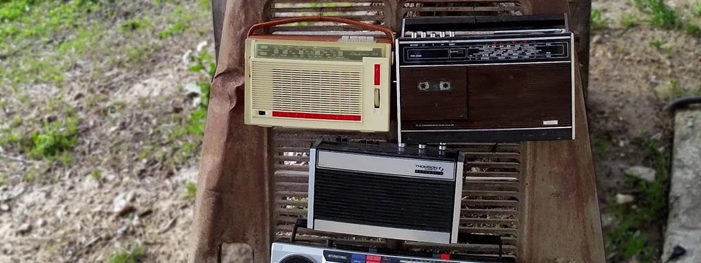 objet vintage connecté, téléphones, radio, électrophones de collection transforme en enceinte bluetooth.