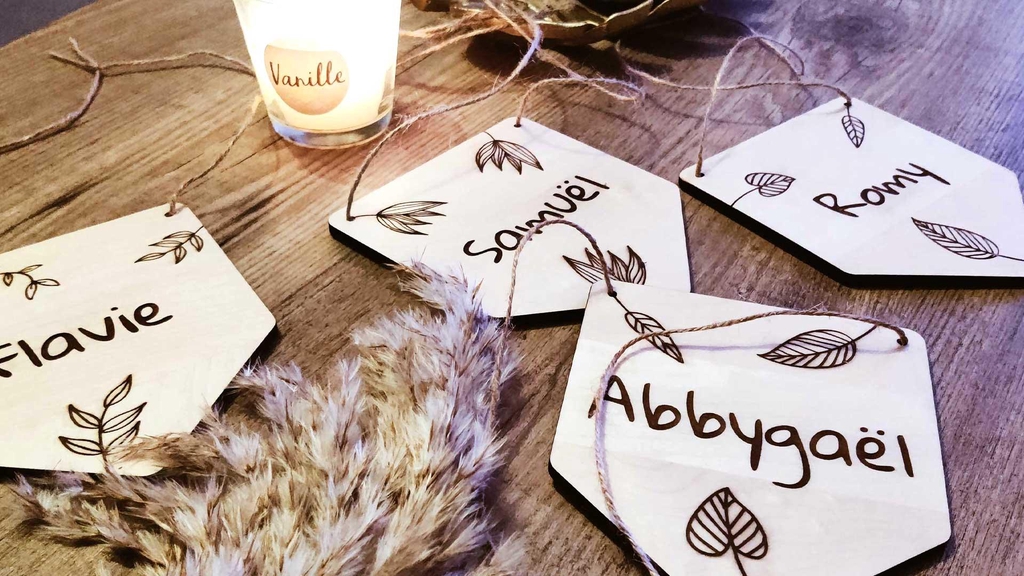 Création d'objets en bois en Savoie, Guirlande Fanion prénom gravé