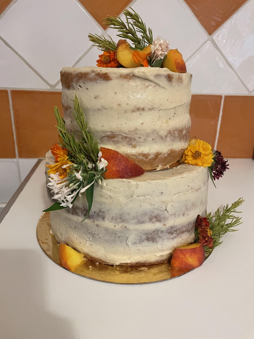 Gâteau de mariage , naked cake , gâteau à étage , fleurie dans le var 