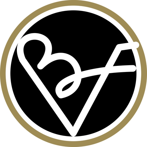Manicure, pedicure, permanente make-up, wimpers en wenkbrauwen behandelingen.